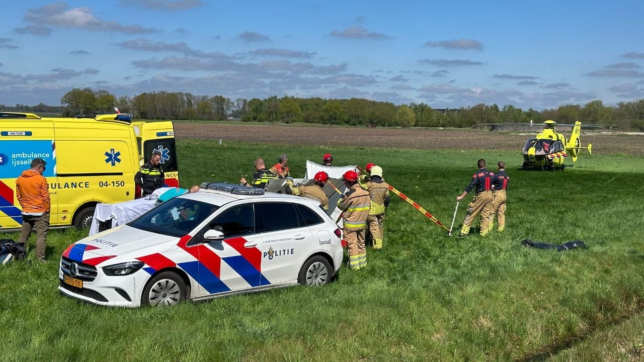 Paraglider neergestort en overleden in weiland in Sibculo