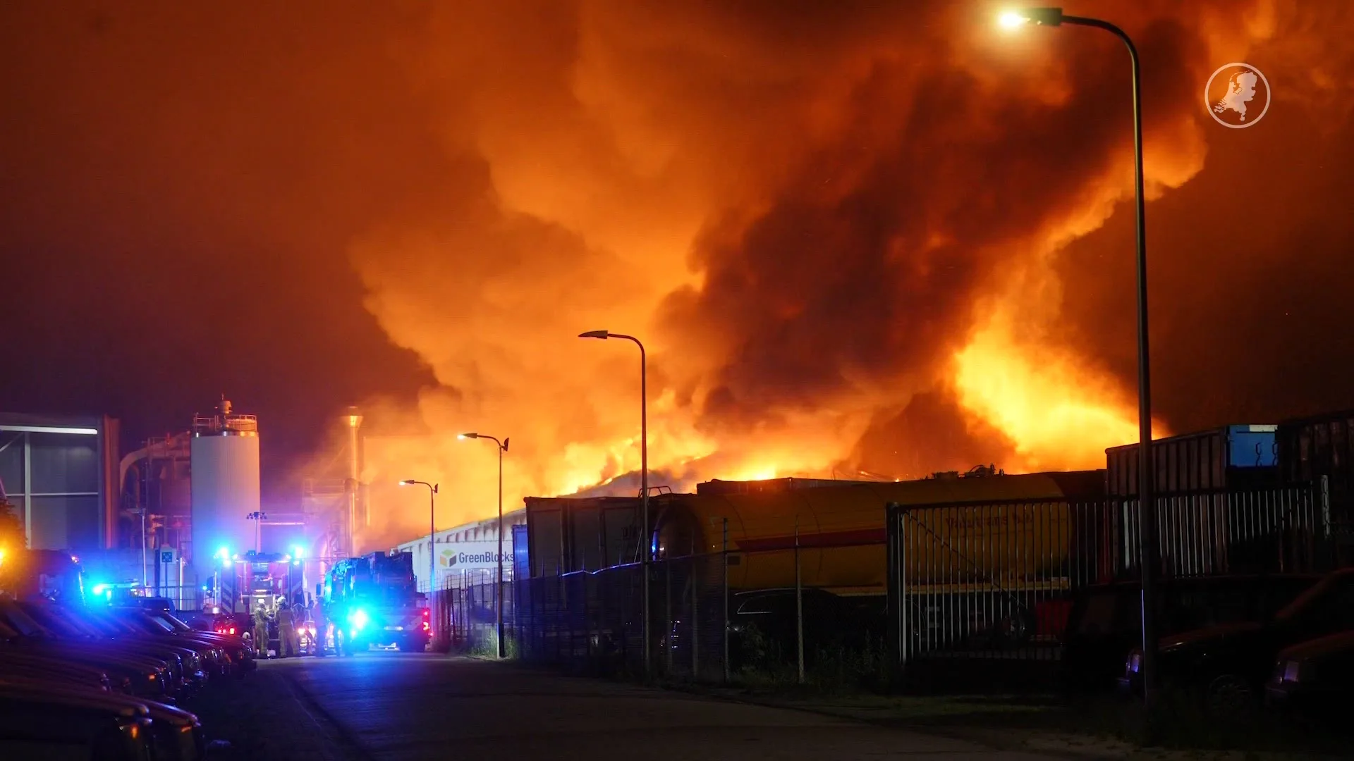 Brandweer probeert grote brand Coevorden te blussen