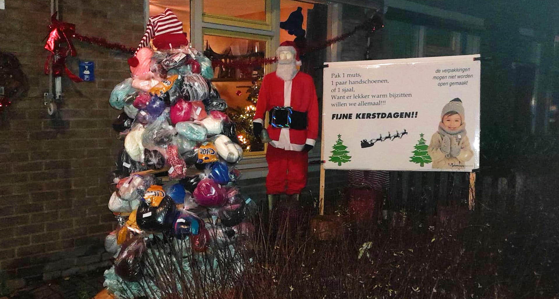 Kerstboom vol met (hart)verwarmende cadeautjes is een regelrechte hit 