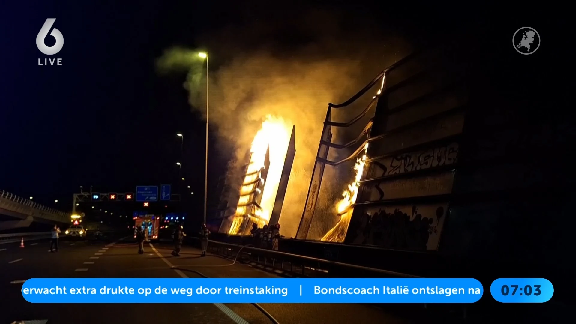 Geluidswal in lichterlaaie langs de A10 bij Amsterdam