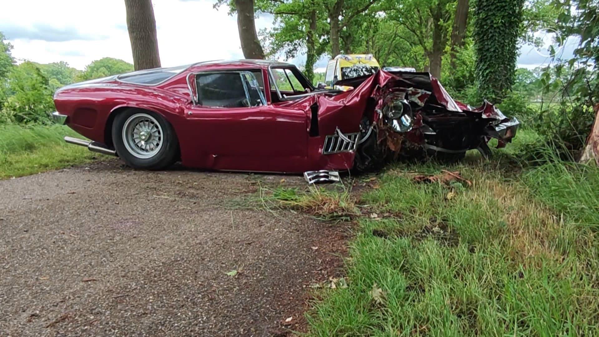 Peperdure sportwagen crasht in Barlo