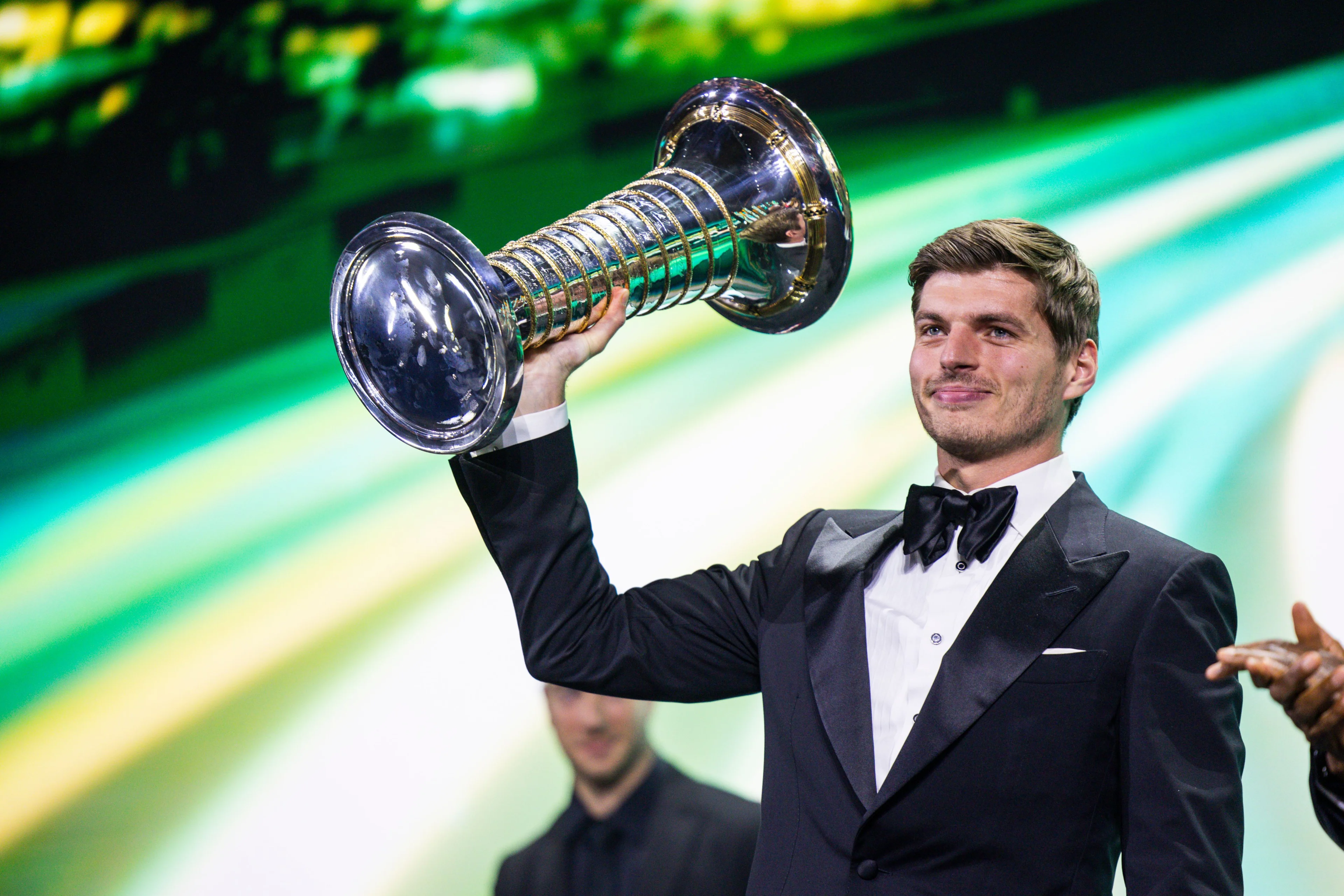 Wereldkampioen Verstappen neemt trofee voor vierde wereldtitel in ontvangst