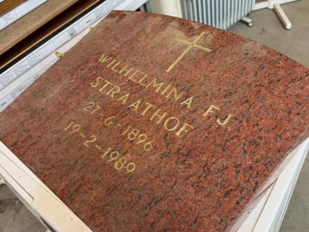 Kringloopwinkel zoekt nabestaanden van gedoneerde grafsteen