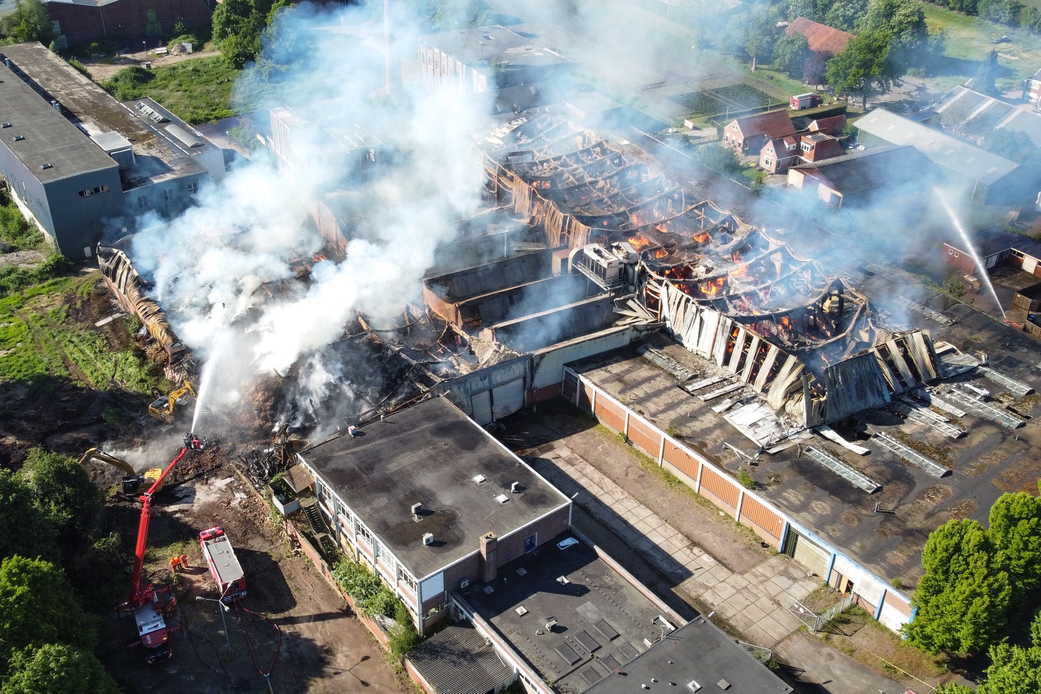 Grote brand bij hennepbedrijf in Oude Pekela pas na vijf dagen uit
