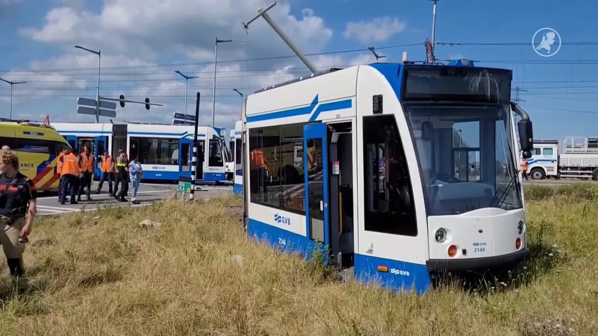 Tram in Amsterdam ontspoord na botsing: één gewonde