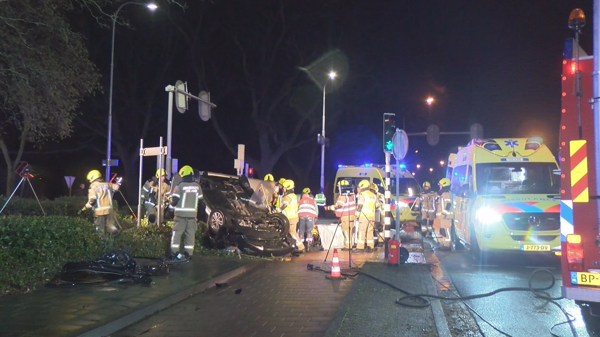 Twee gewonden na ernstig ongeluk tussen busje en auto, man had waarschijnlijk te veel gedronken