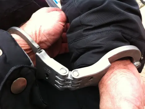 Politie arresteert man voor poging tot doodslag en mishandeling vrouw