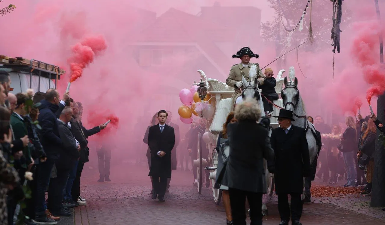 Familie en vrienden nemen op indrukwekkende wijze afscheid van doodgestoken Anouk