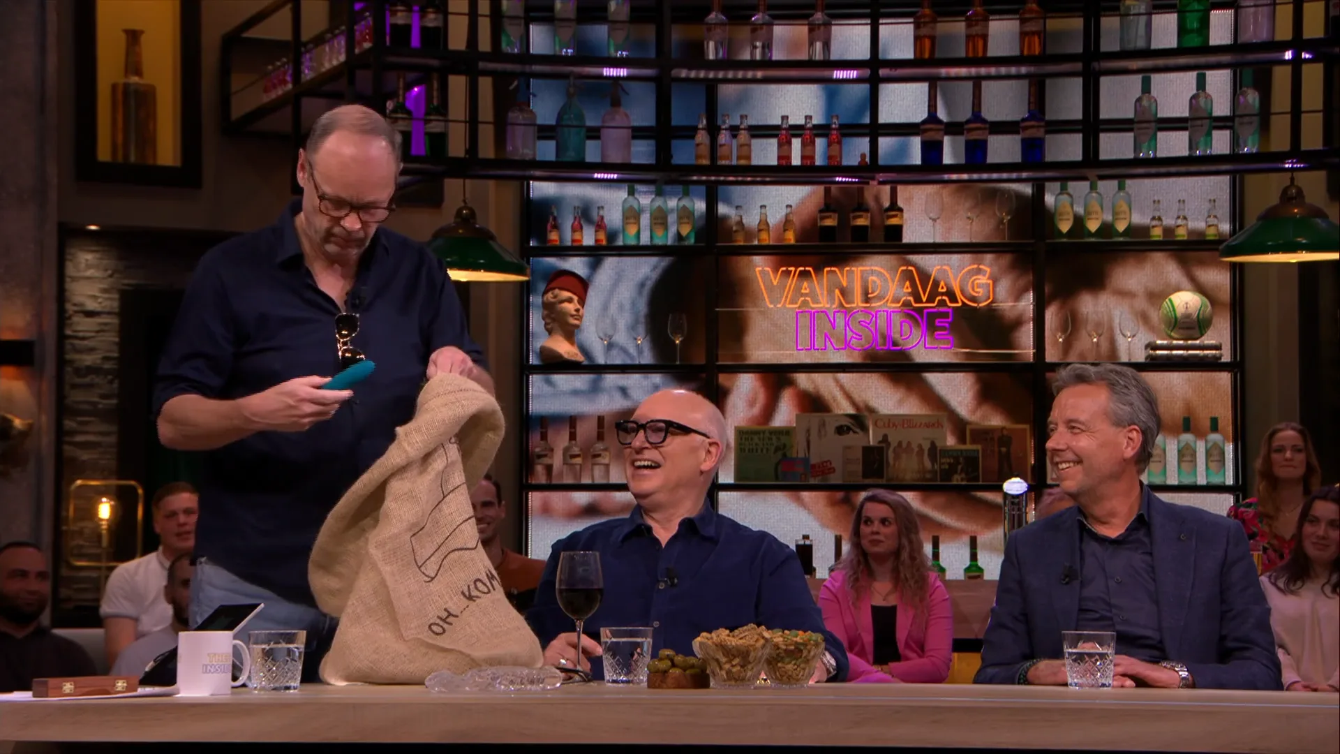 Vandaag Inside-presentatoren krijgen nieuw contract, dildo's en handboeien tijdens live-uitzending