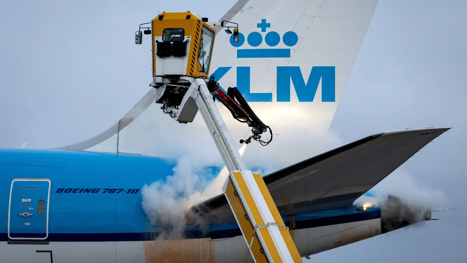 KLM: vloeistof voor ijsvrij maken vliegtuigen Schiphol raakt op