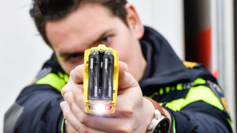 Man uit Breda laat zich niet zomaar pakken: stroomstootwapen, pepperspray en hond ingezet