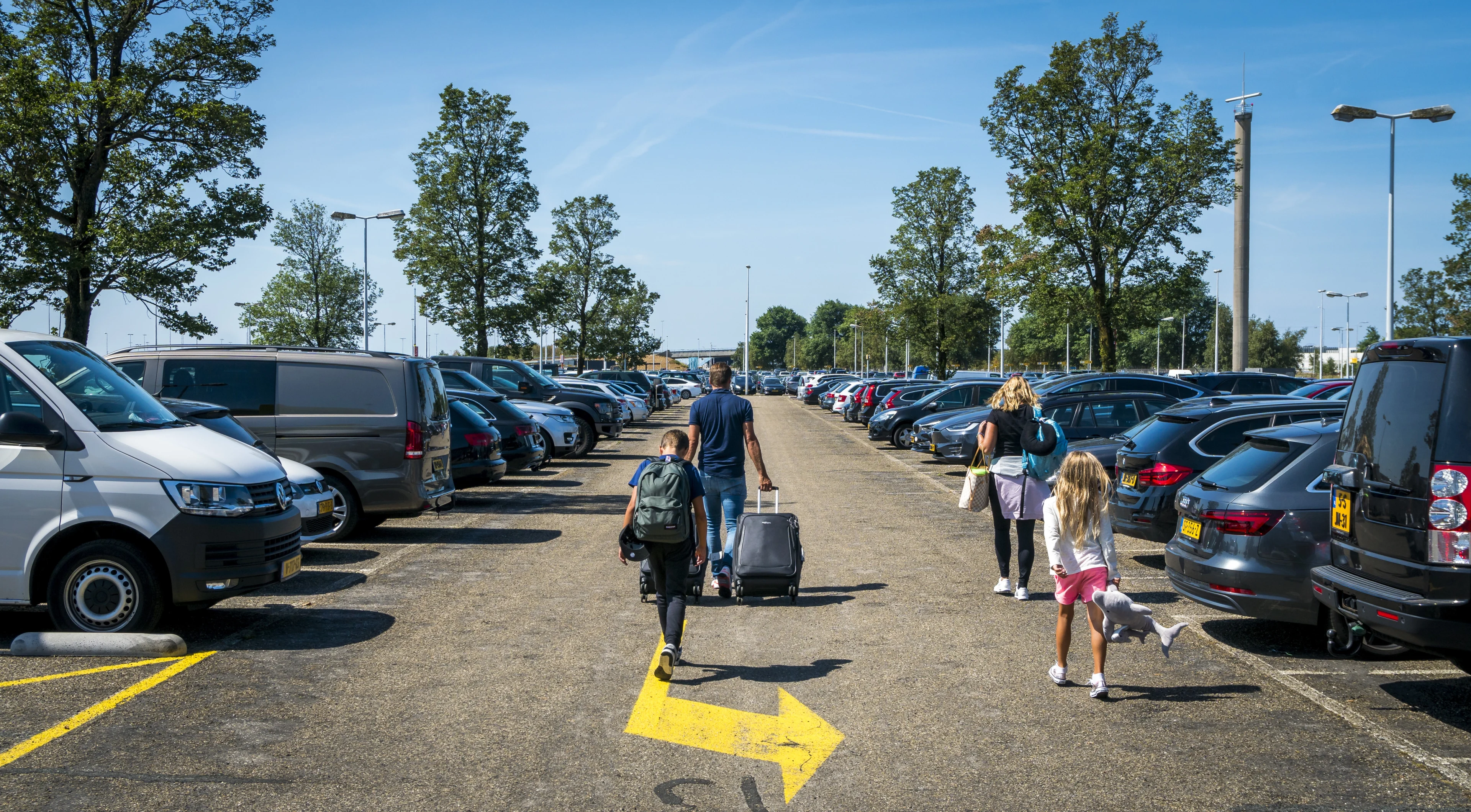 Parkeren bij vliegveld flink duurder: hier sta je nog goedkoop