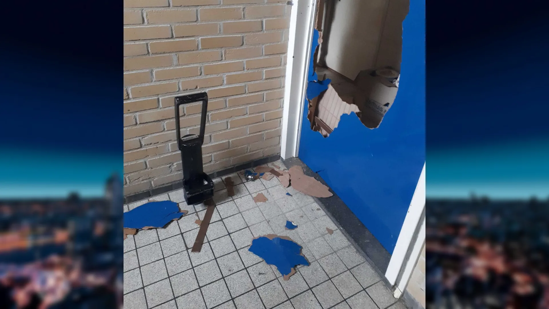 Politie maakt zich zorgen om flatbewoner en beukt voordeur in, de verkeerde zo blijkt
