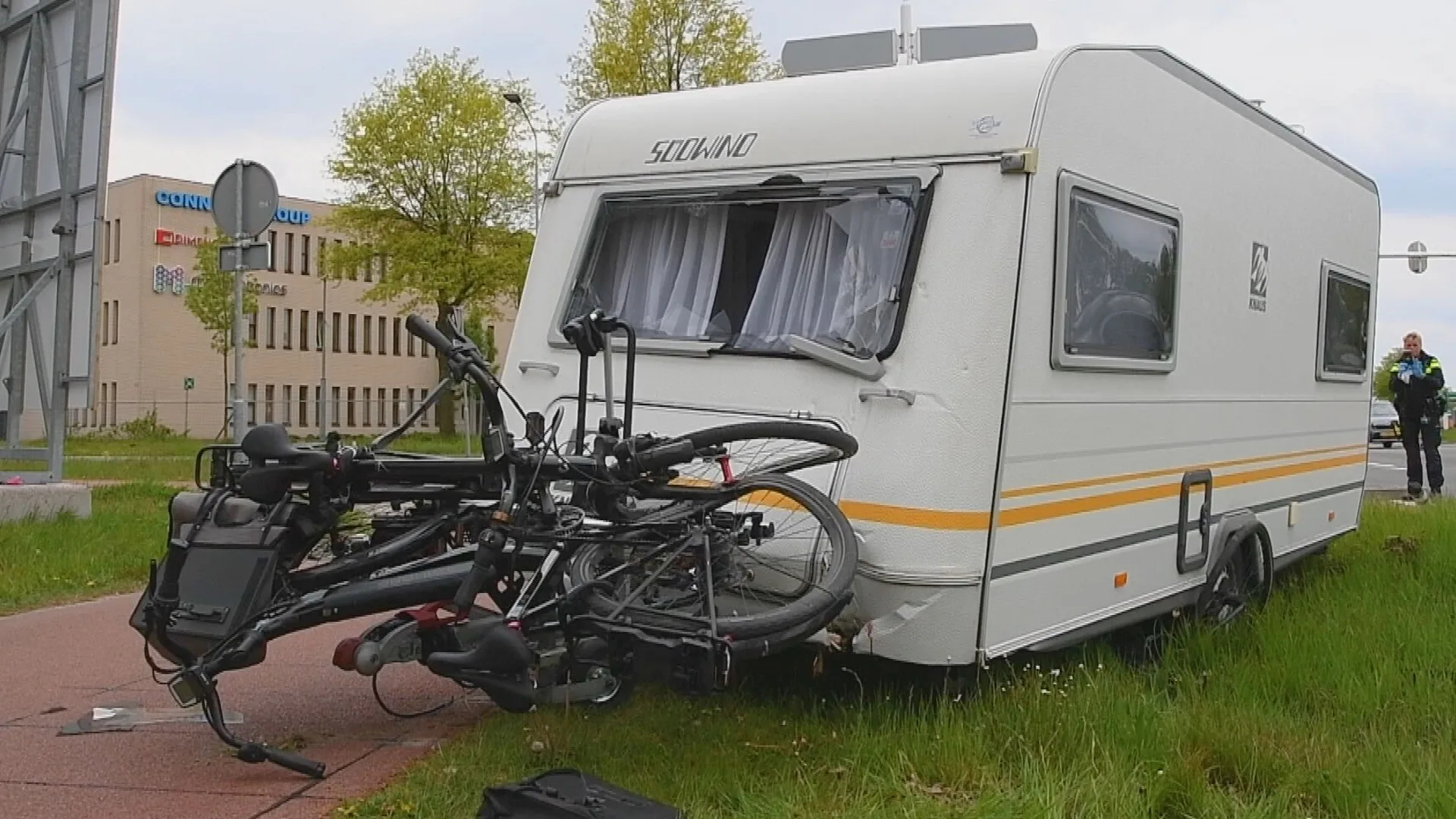 Caravan schiet los en knalt op wachtende fietser in Veldhoven
