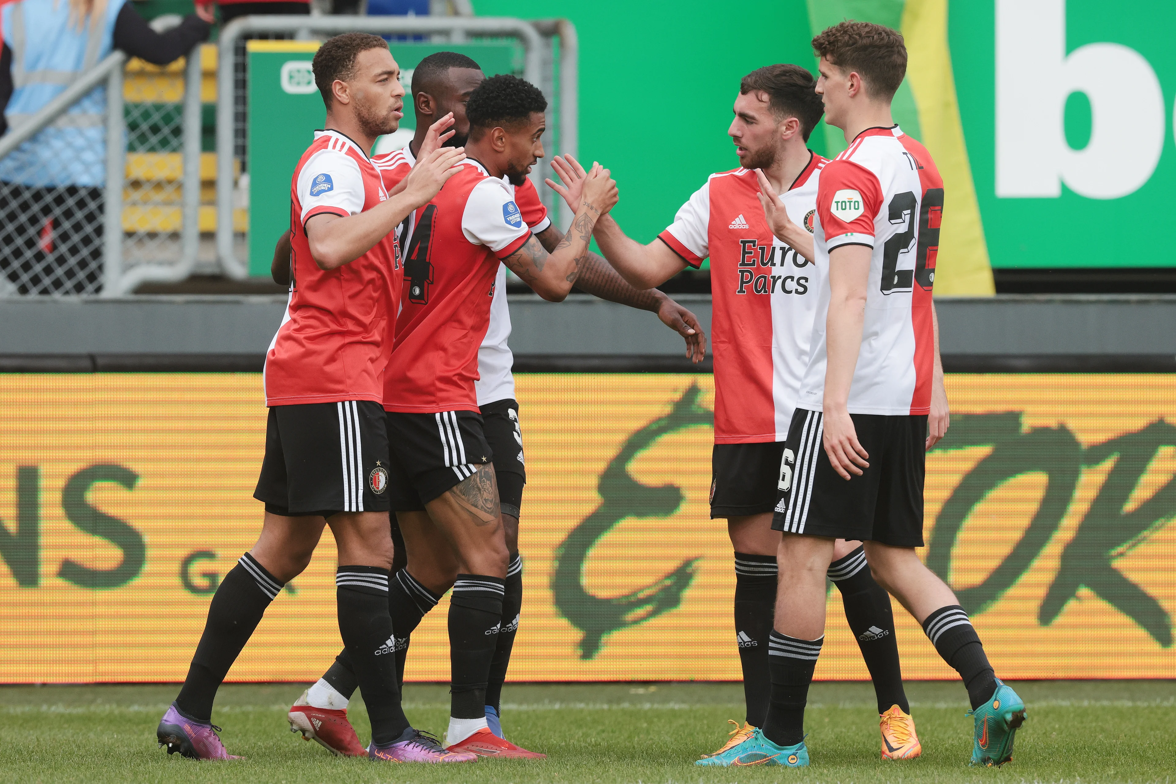 Feyenoord wint tussen Europese duels door simpel van Fortuna