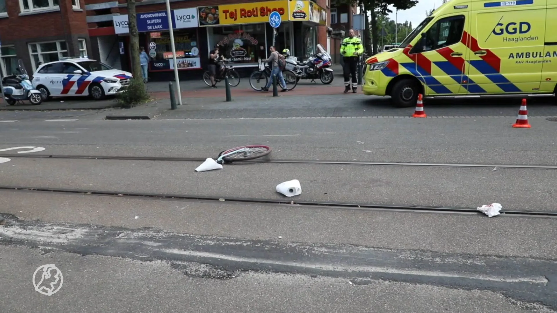 Fietser en motorrijder knallen op elkaar in Den Haag