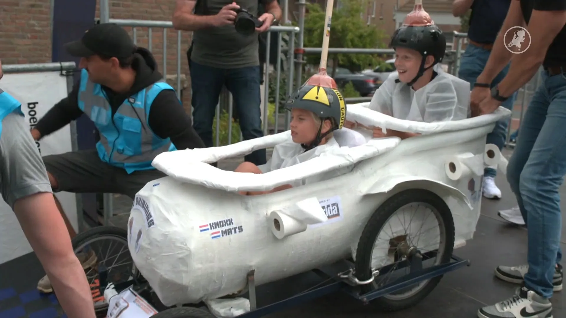 Zelfgebouwde zeepkisten scheuren weer door Zandvoort voor GP-week