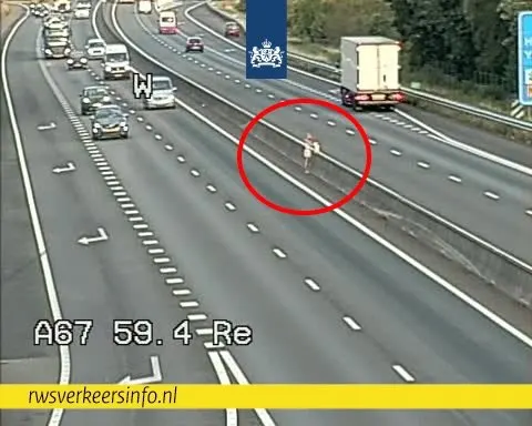 Vrouw steekt te voet snelweg over voor benzine: 'Blind voor het gevaar'