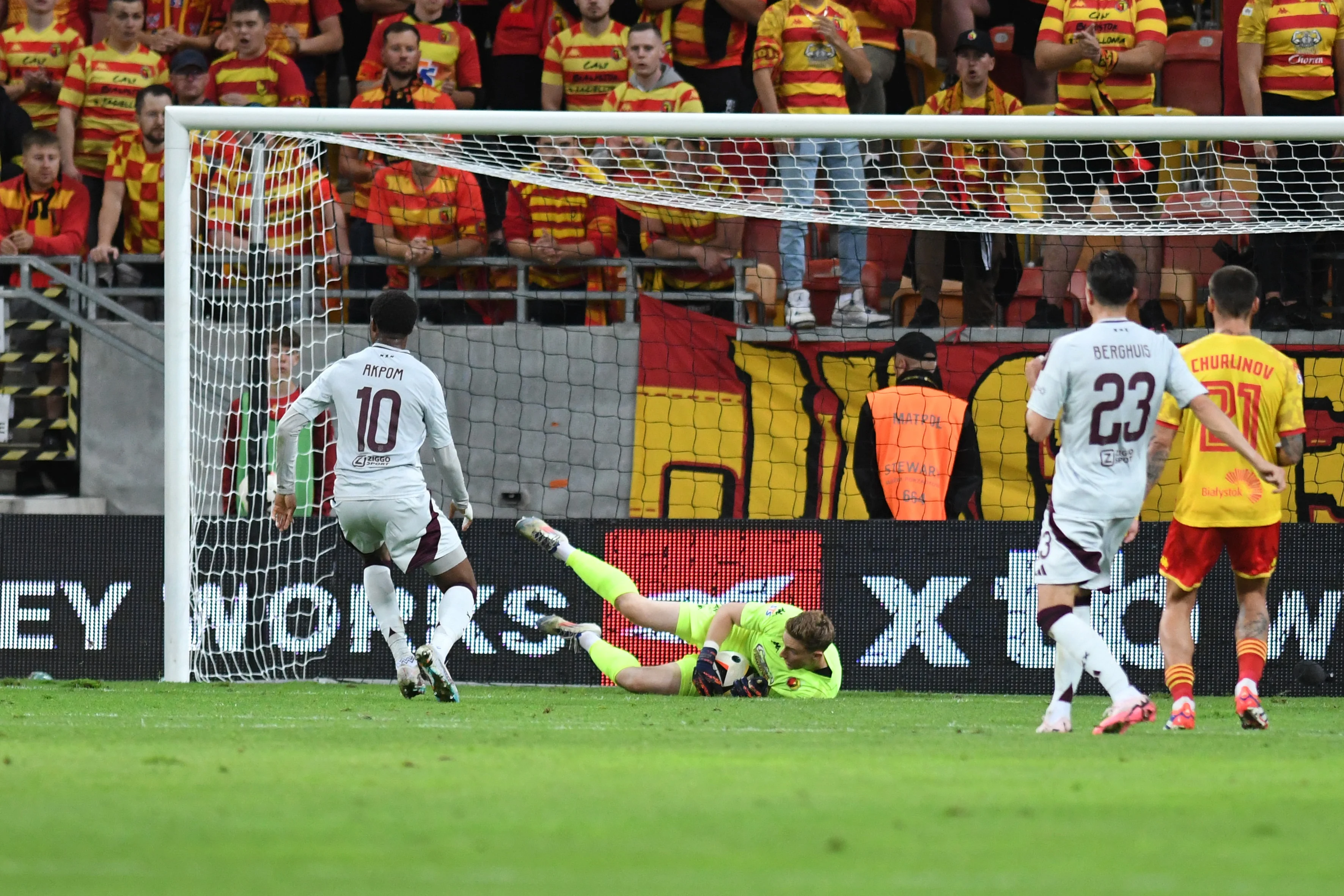 Ajax zet grote stap naar Europa League met ruime zege in Polen