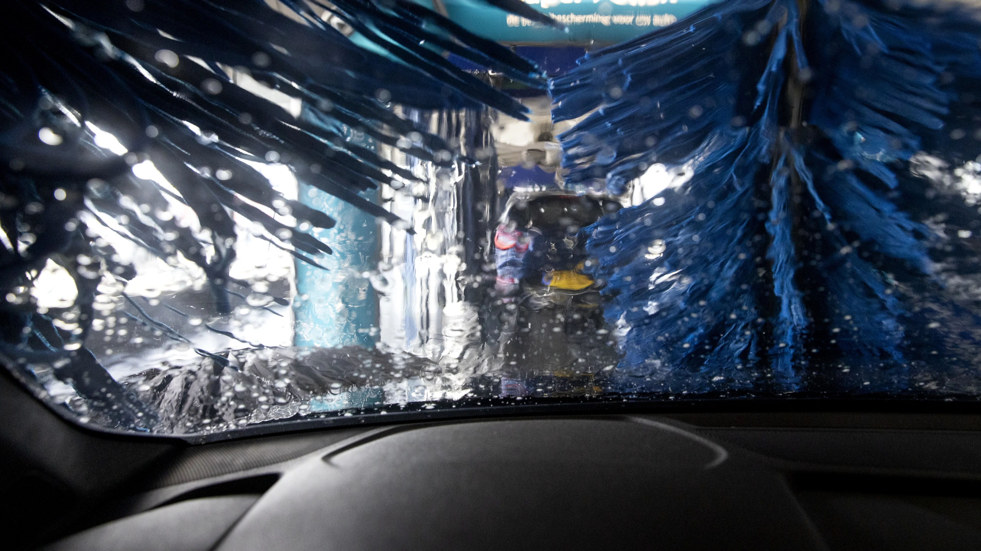 Wasstraat laat sporen na: 1 op 5 auto’s beschadigd, zo claim je de schade