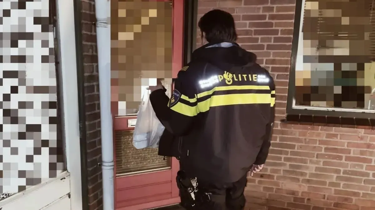 Service van de zaak: agenten bezorgen maaltijd na staande houden bezorger