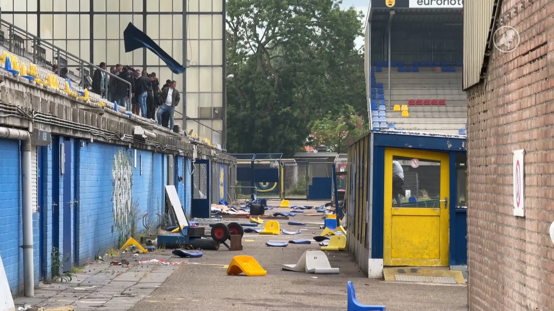 Oude Cambuurstadion vernield: stoelen van tribune gerukt en ruiten ingegooid