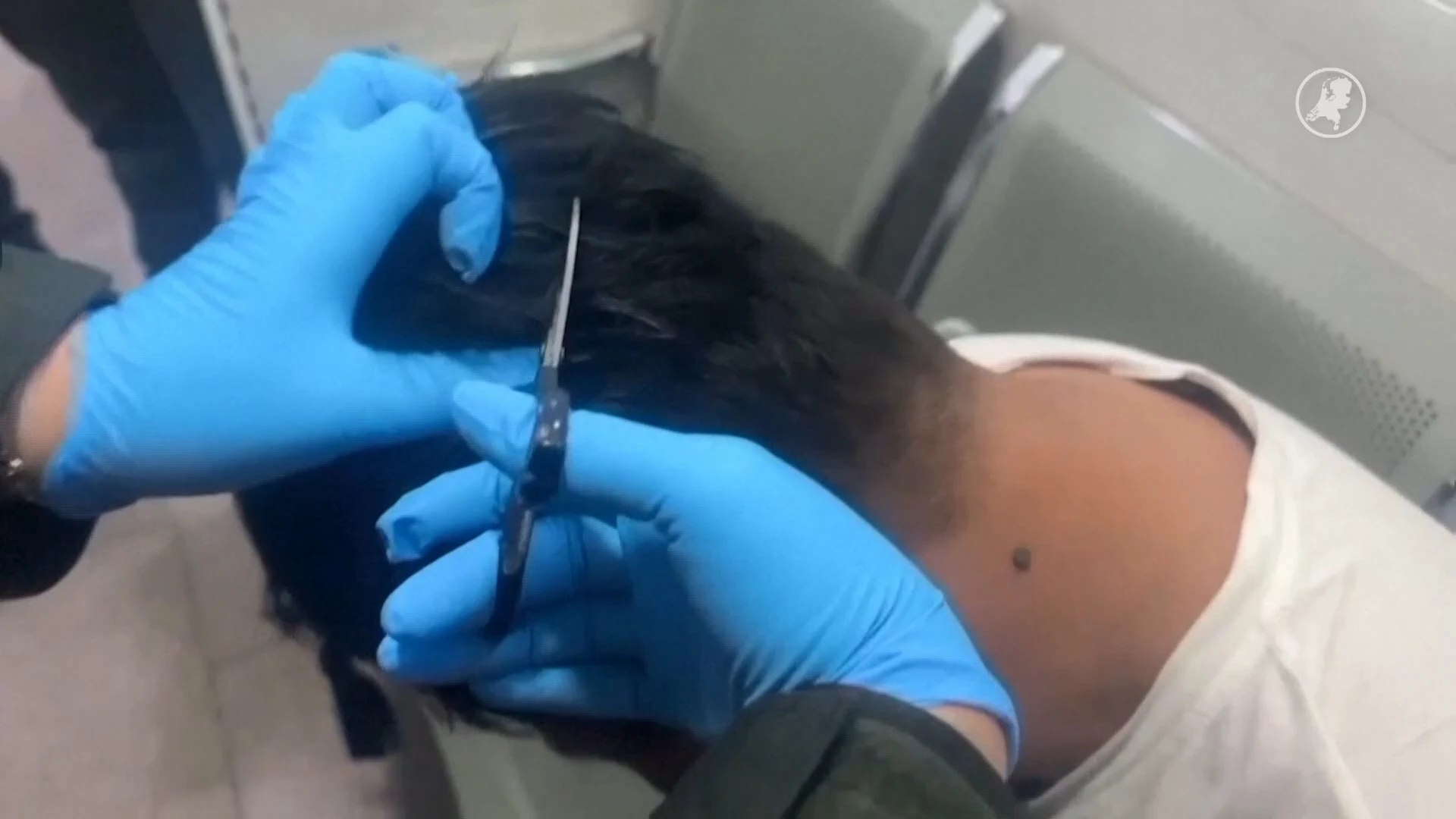 Man wil met cocaïne onder zijn haarstuk naar Amsterdam vliegen