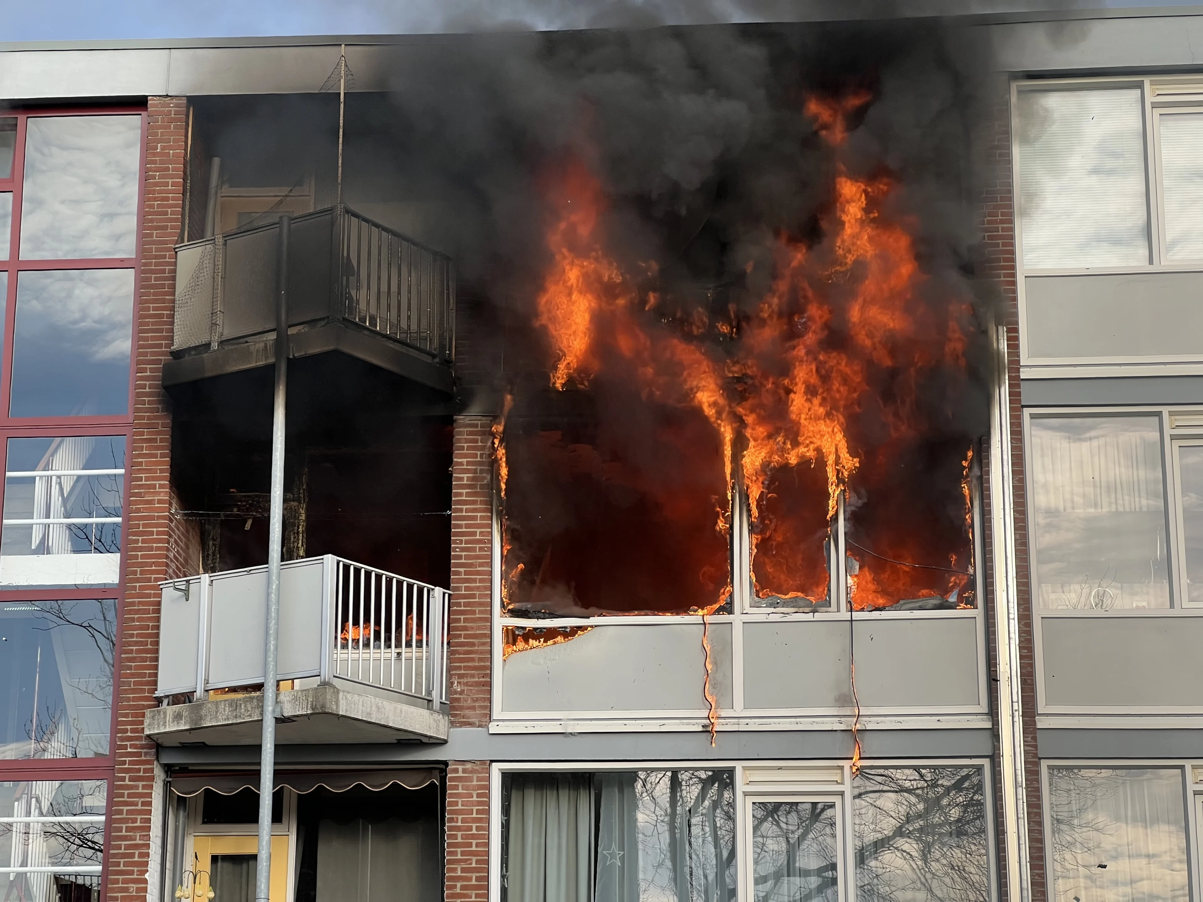 Grote brand verwoest appartementen in flat 's-Heerenberg