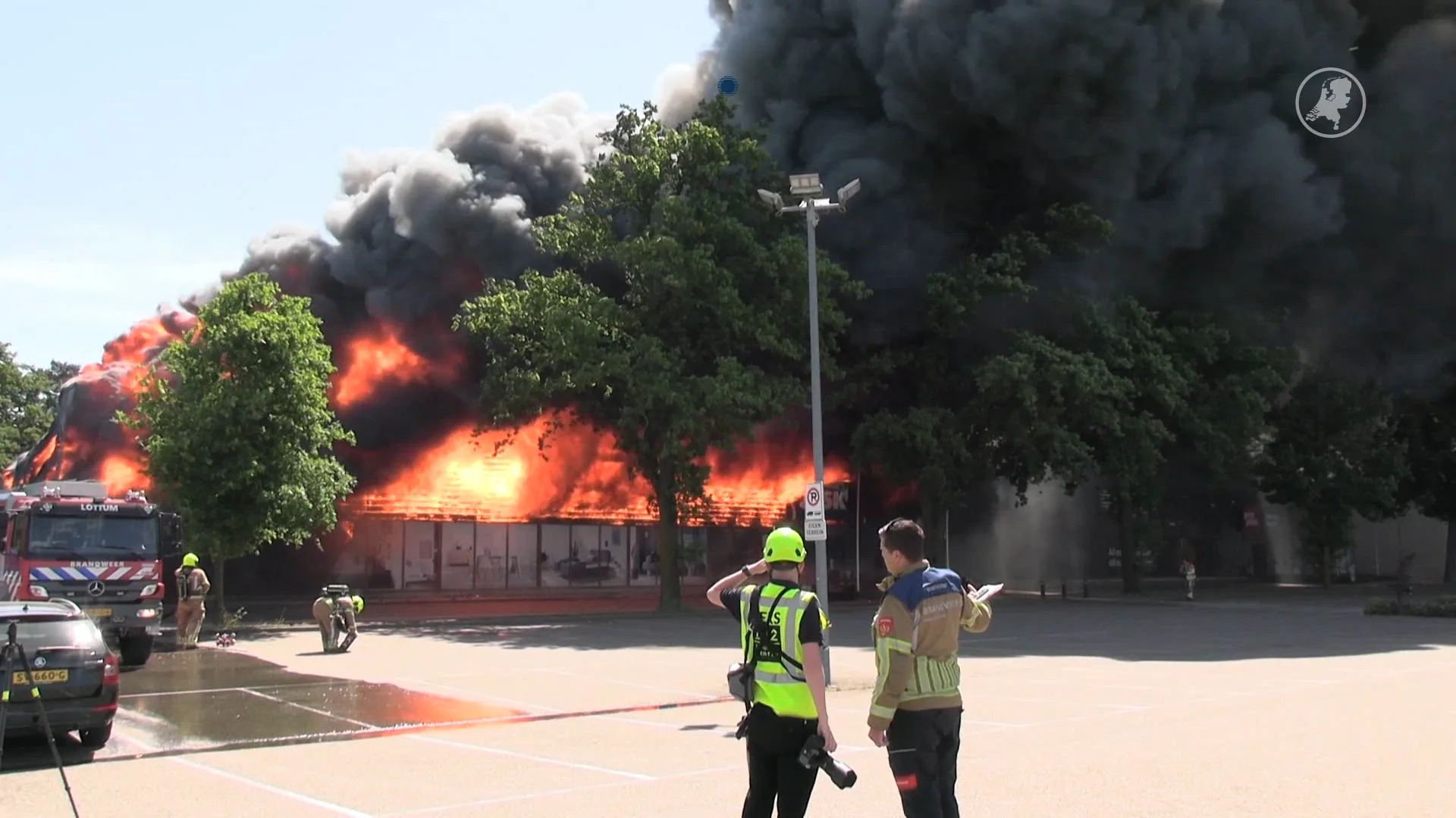 Brand Horst nog niet onder controle, niet alle dieren uit pand gehaald