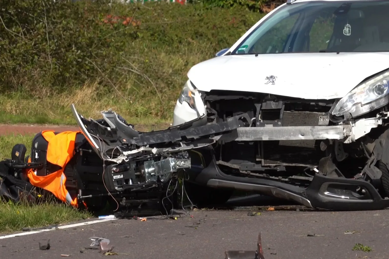 Scootmobieler (75) botst met auto in Assen, moet met spoed naar ziekenhuis