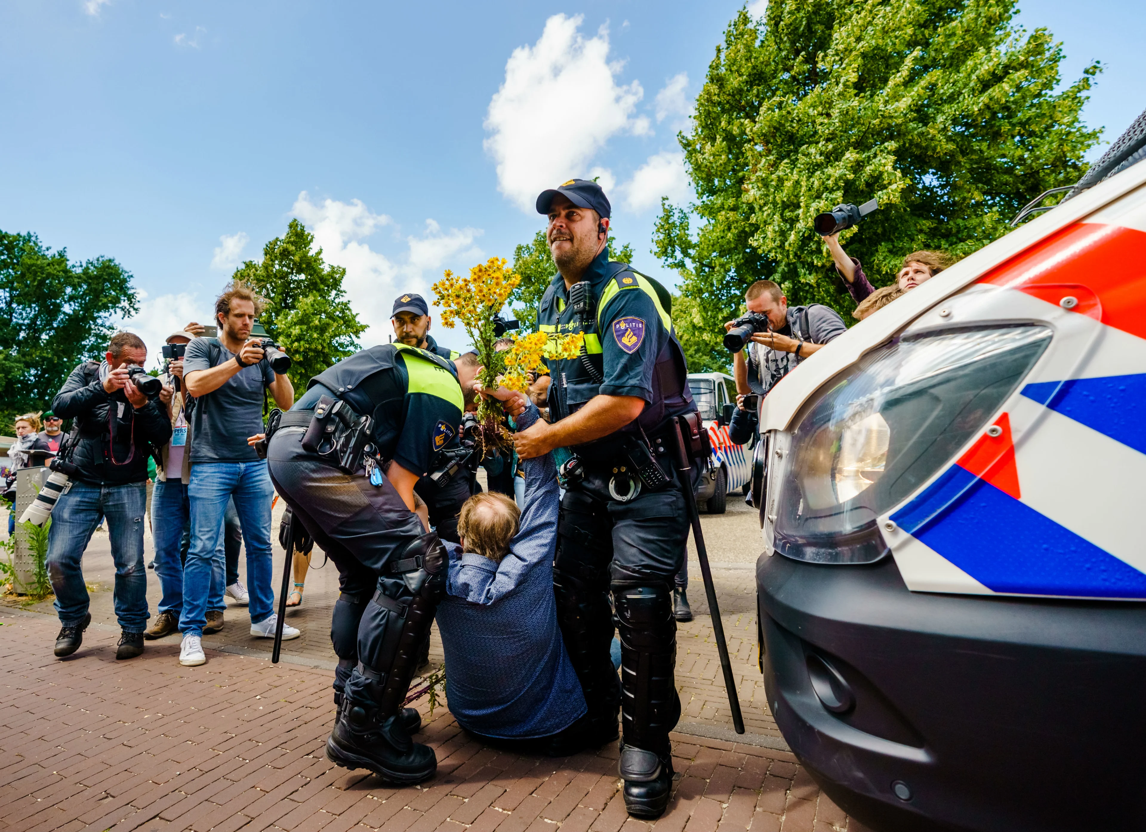Politie arresteert drie mannen voor rellen op Malieveld