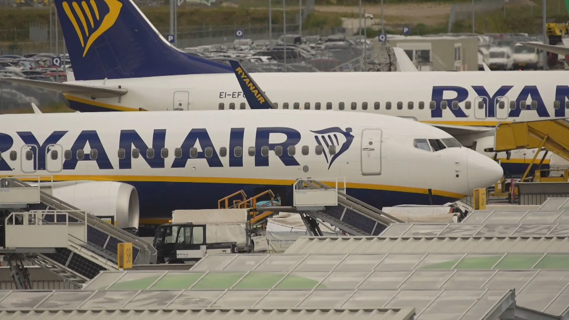 Brandweer rukt uit op Eindhoven Airport, passagiers moeten vliegtuig verlaten
