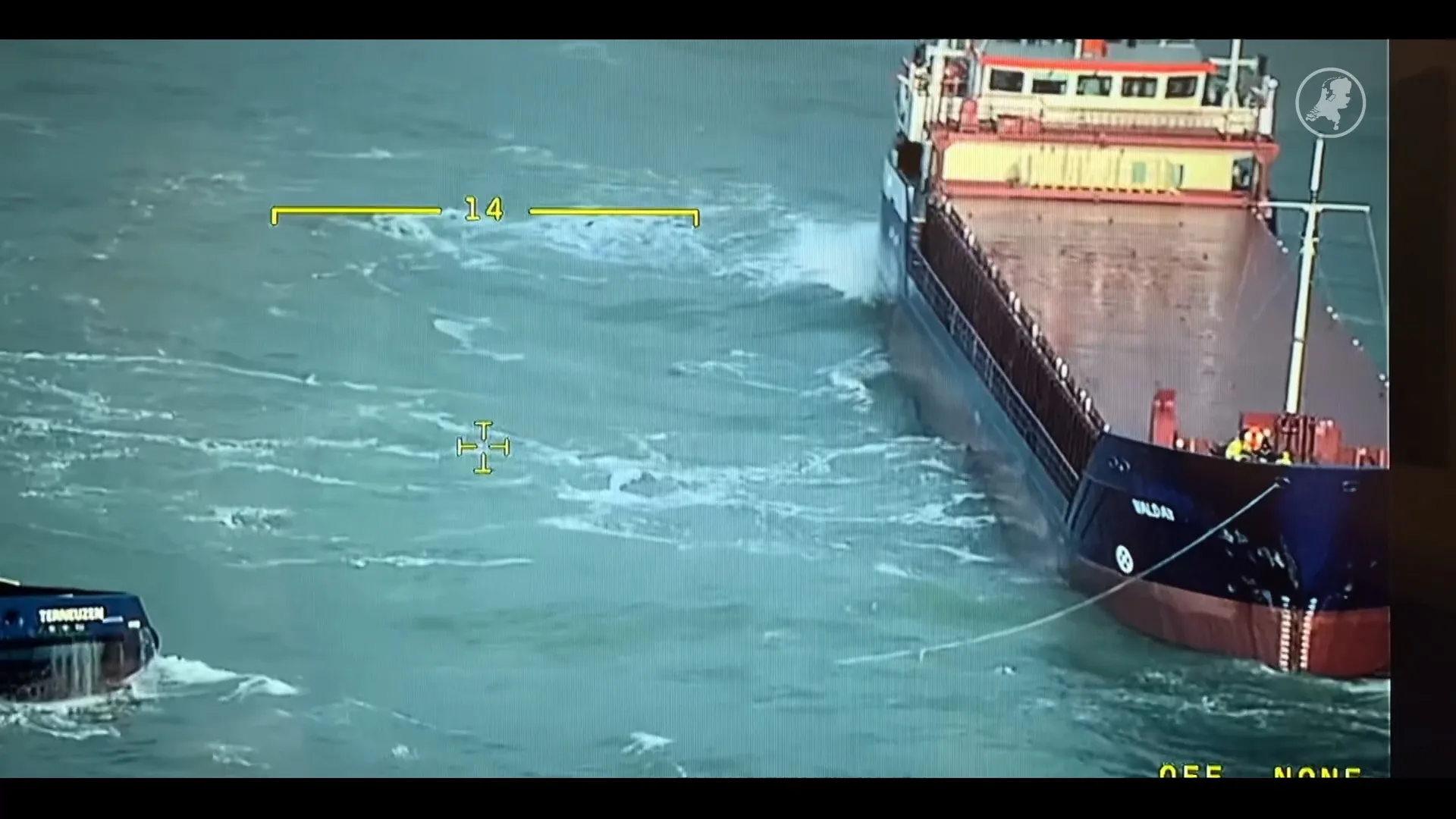 Vrachtschip stuurloos op Noordzee door storm