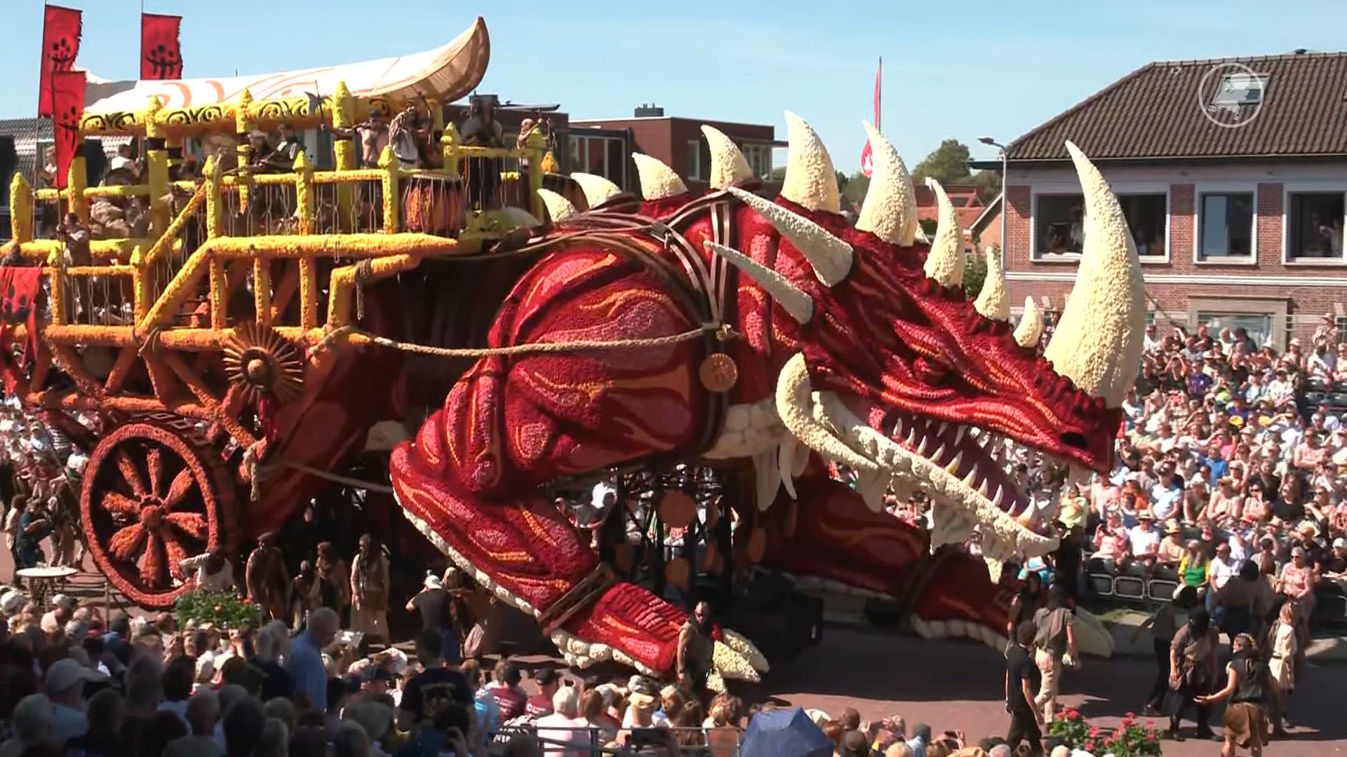 ZIEN: Spectaculaire dahliawagens trekken door Zundert tijdens Bloemencorso