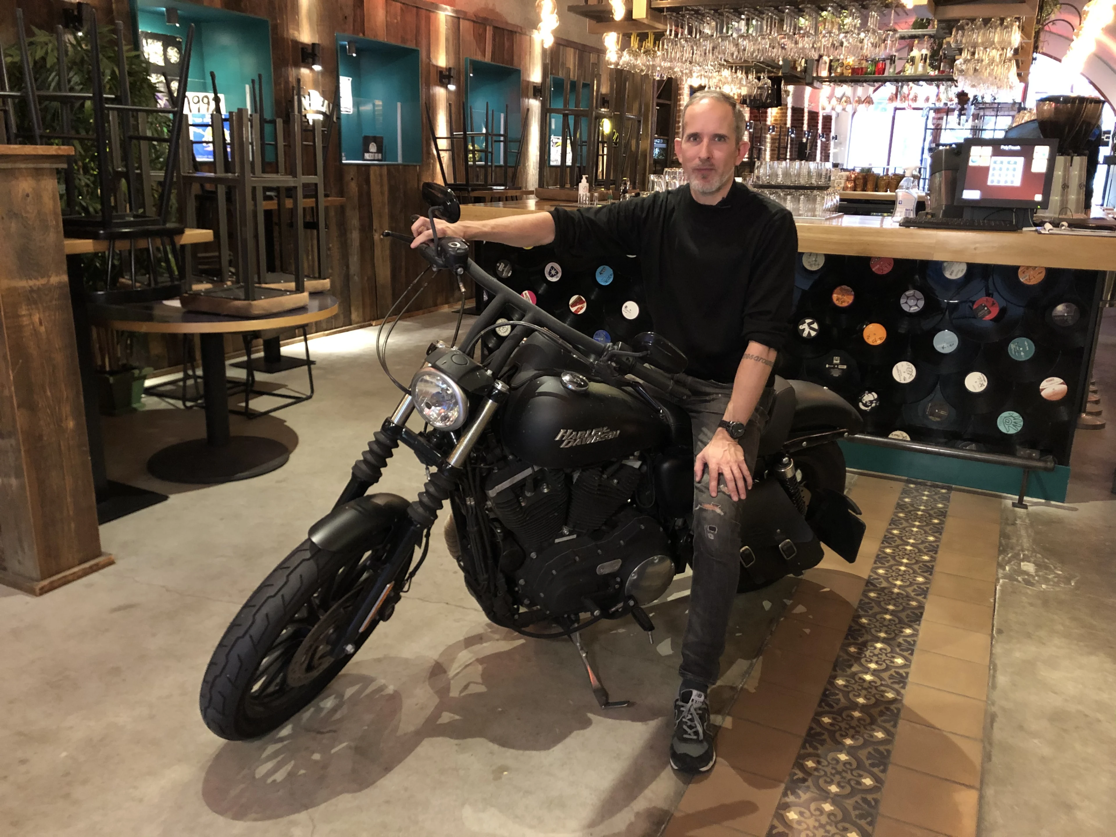 Horecabaas Dennis verkoopt zijn Harley Davidson om personeel te kunnen betalen