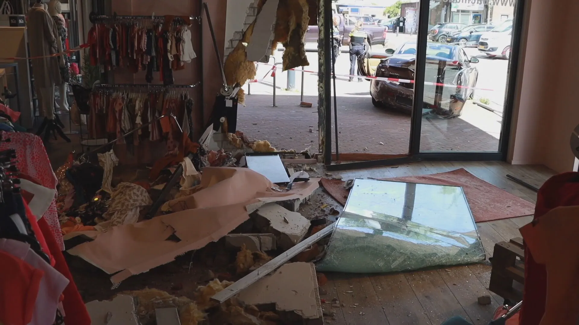 Automobilist verwart rem met gaspedaal en knalt achteruit kledingwinkel binnen