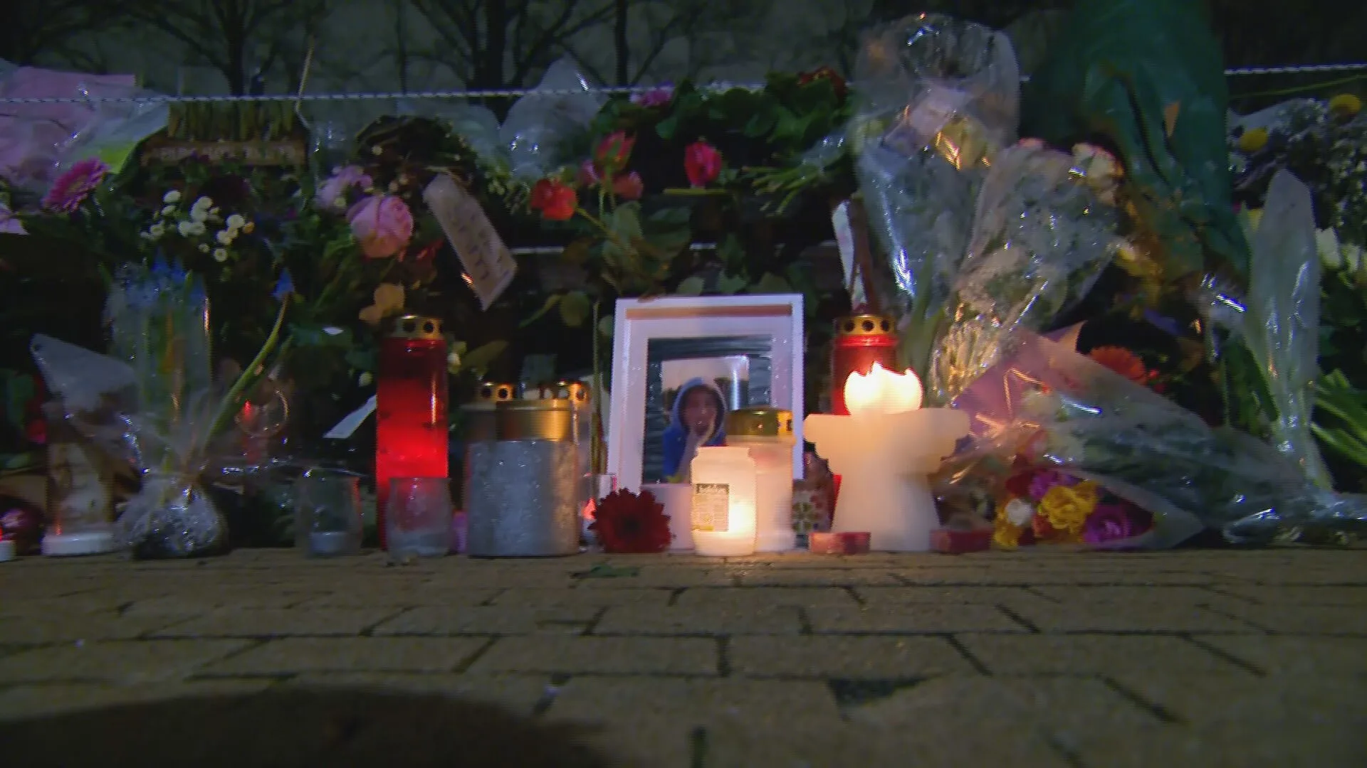 Honderden mensen bij 'indrukwekkende' herdenkingstocht voor Sam: 'Dit raakt me'