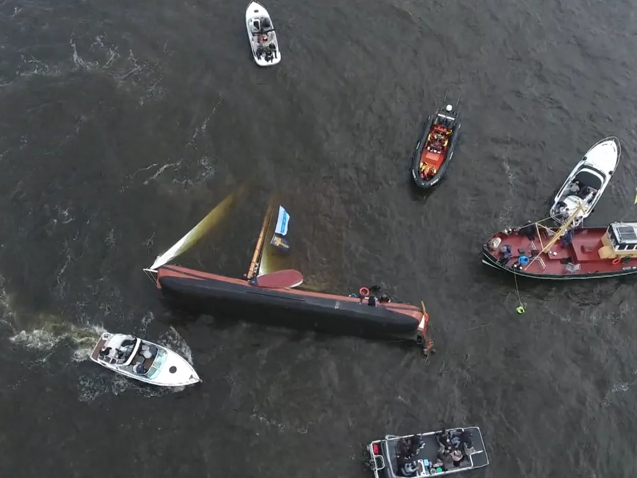 Schip met zestien passagiers slaat om op Eemmeer bij Spakenburg