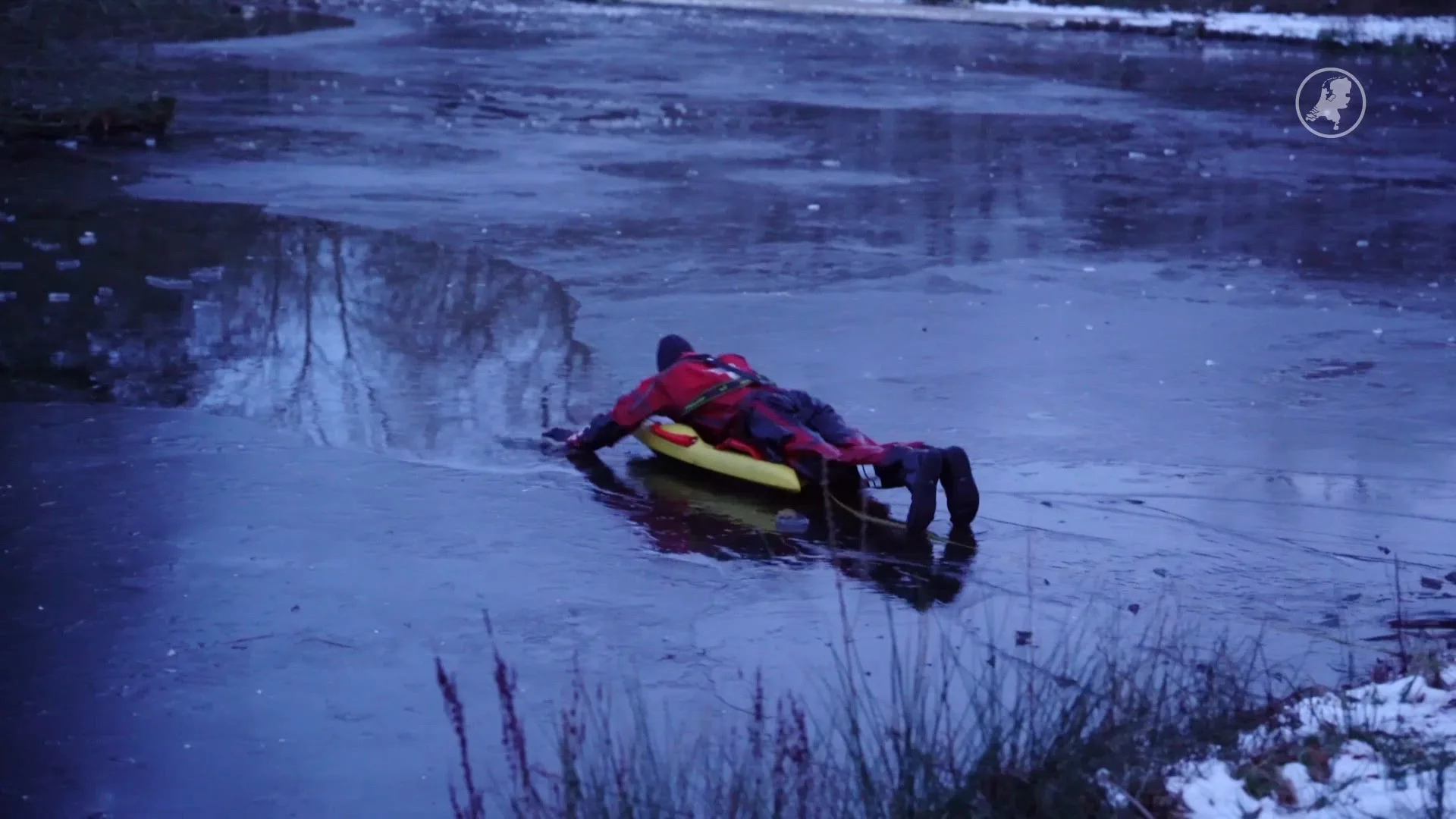 Drie tieners vast op eilandje in Groningse Haren na doorzakken door dun ijs