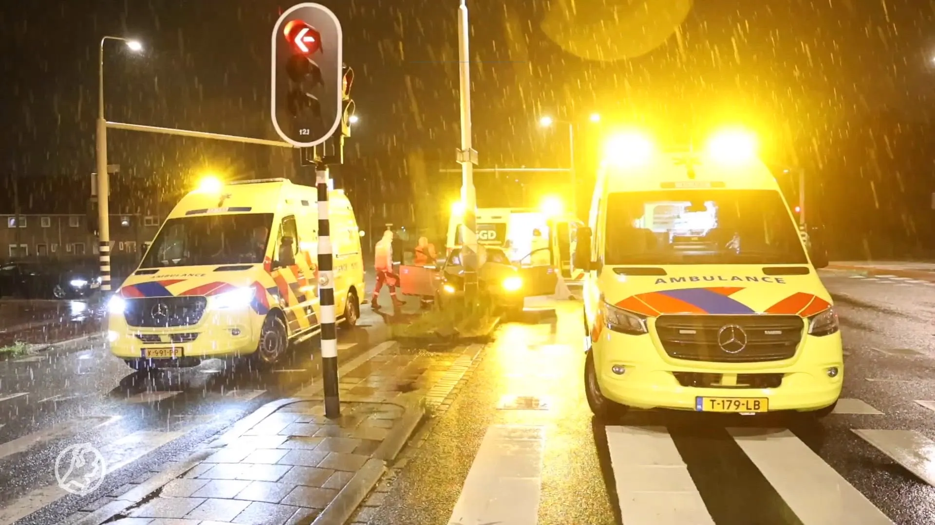 Video: Gewonden nadat auto op paal klapt in Den Haag, lachgasflessen gevonden in voertuig