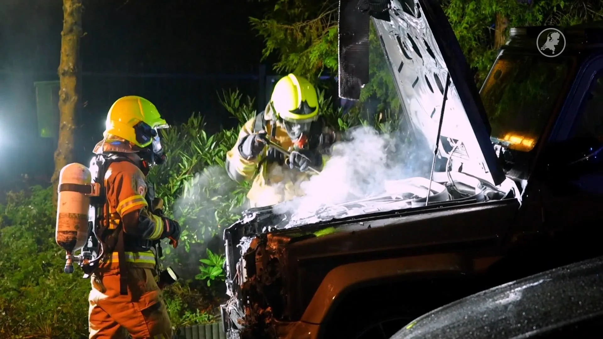 Peperdure auto's in vlammen op in Rhoon: schade ruim zes ton