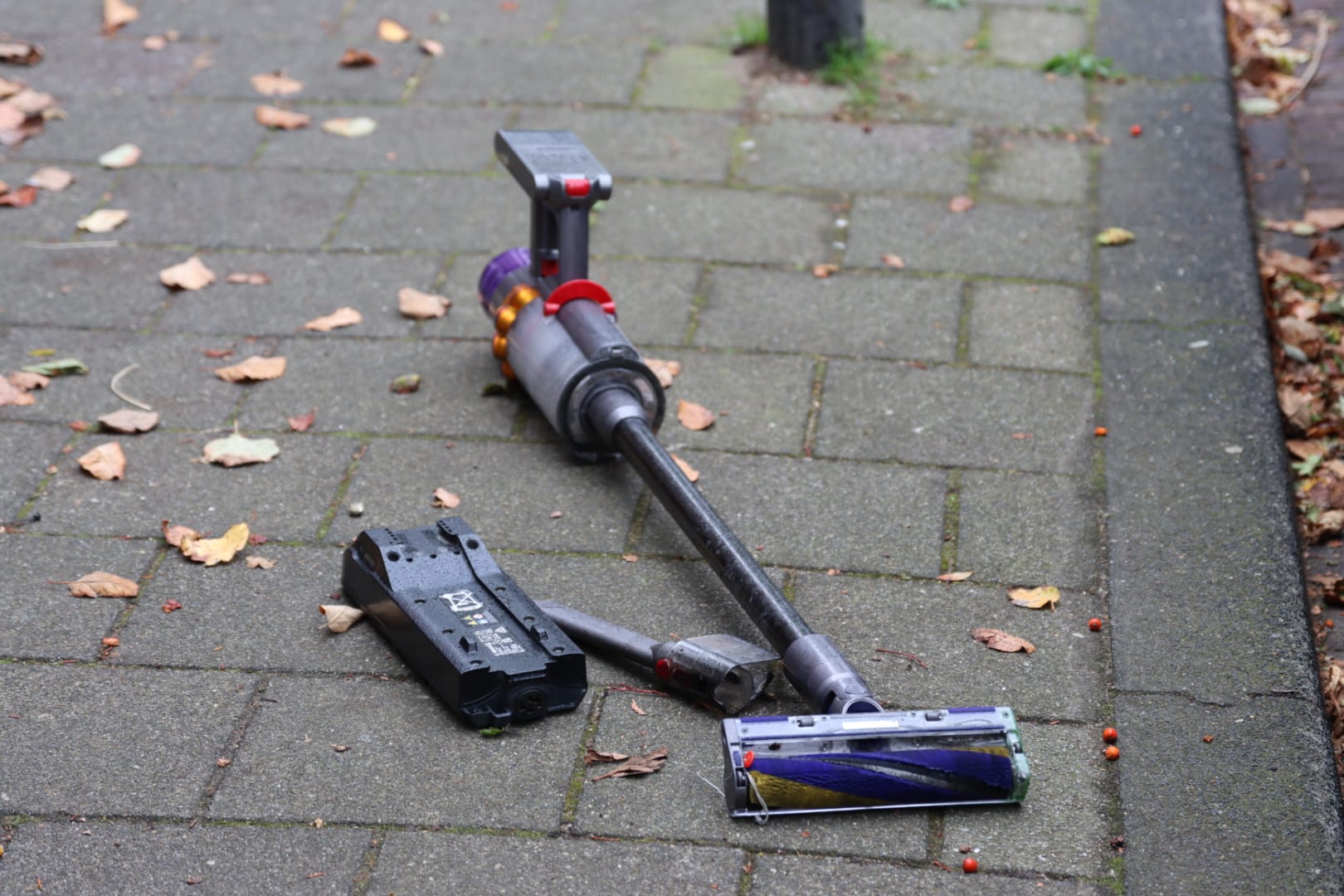 Schoonmaken gaat fout: bewoner stofzuigt vuurpijl onder bed en veroorzaakt brand