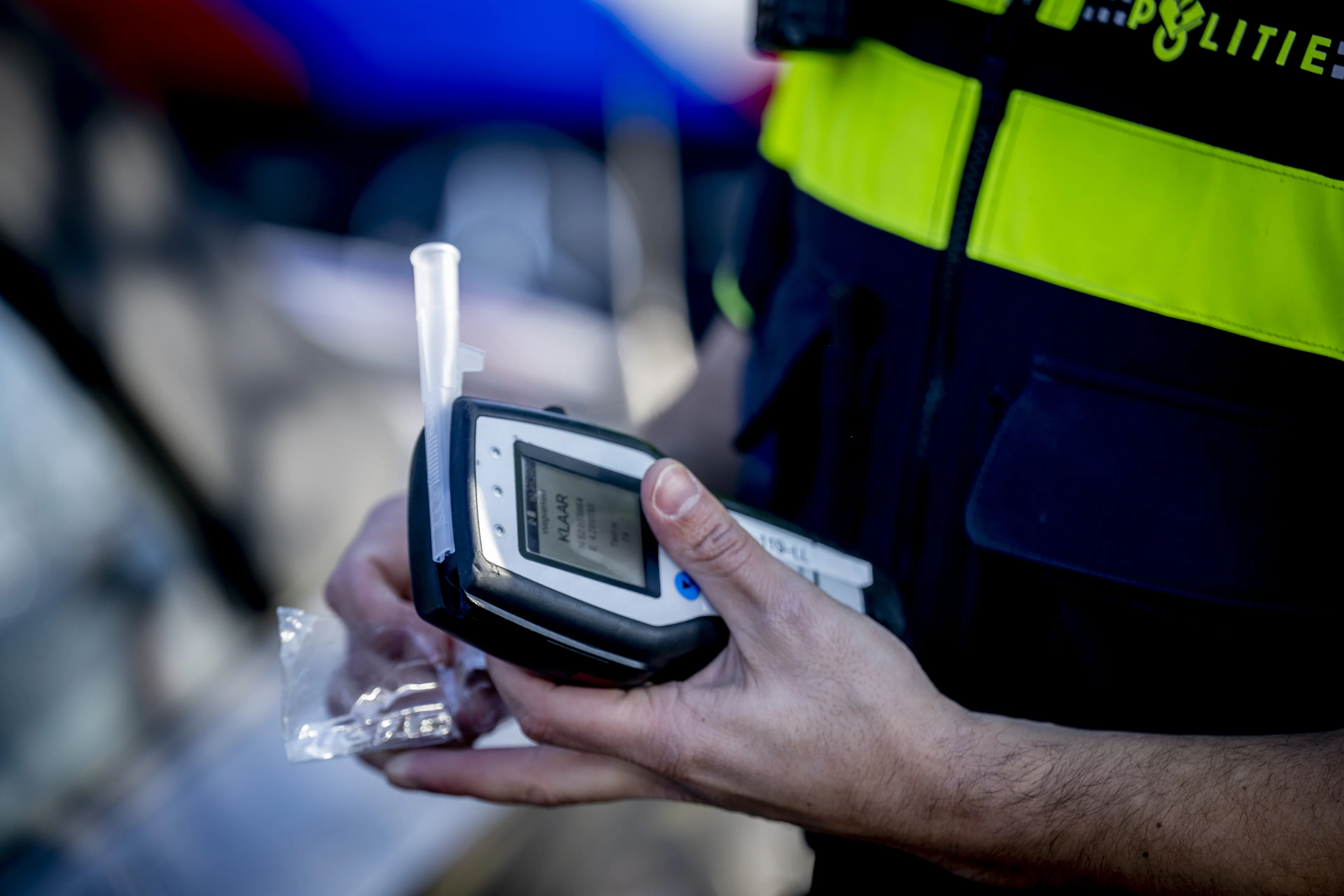Vrouw weigert blaastest en rijdt stiekem weg terwijl agenten iemand reanimeren
