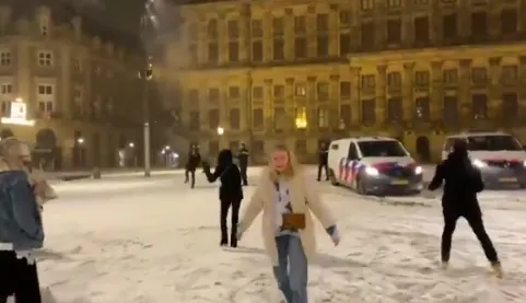 Sneeuwballengevecht op de Dam in Amsterdam: politie versus burgers