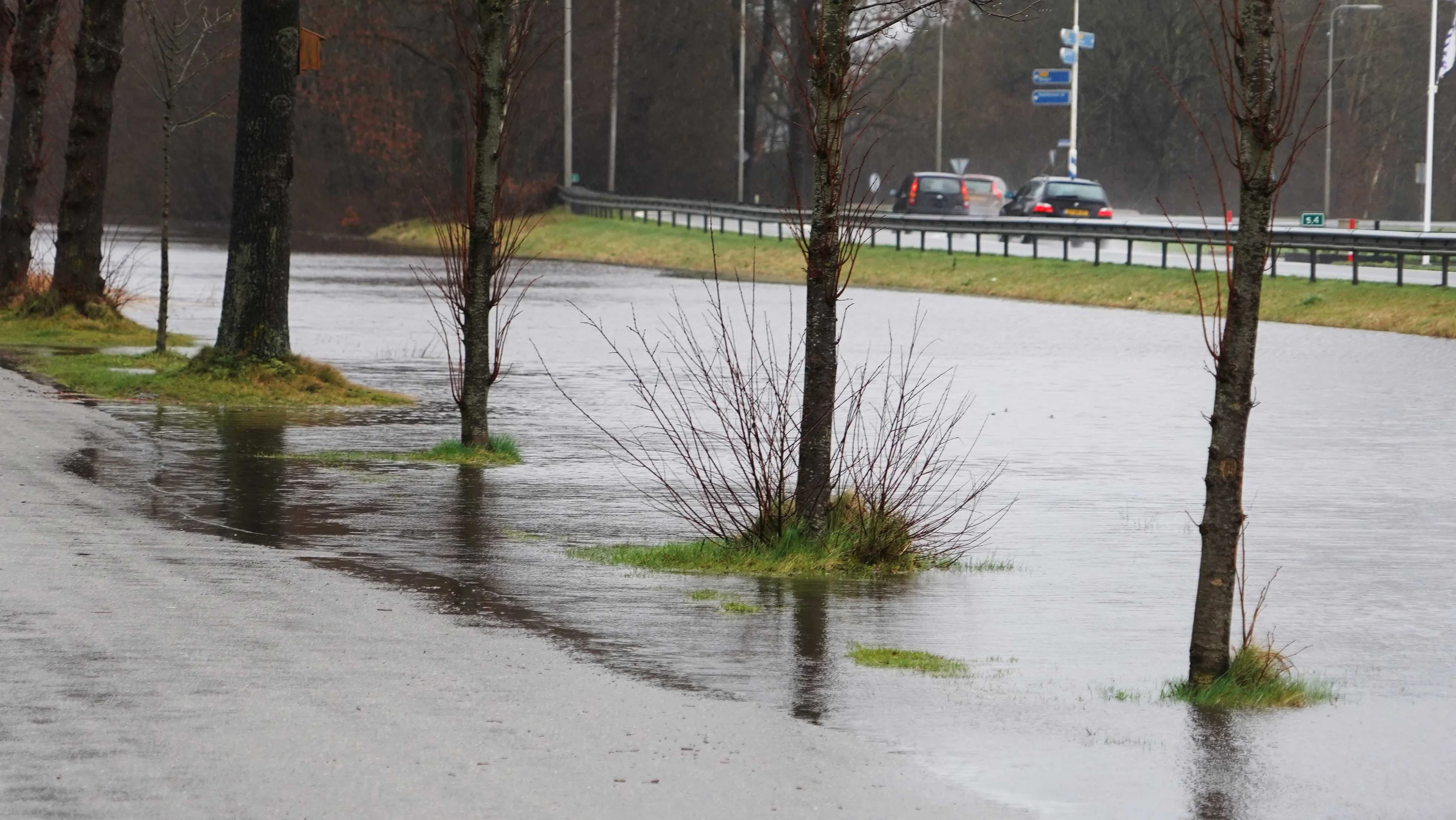 Straten staan blank, plaatselijk wateroverlast door hevige regenval 