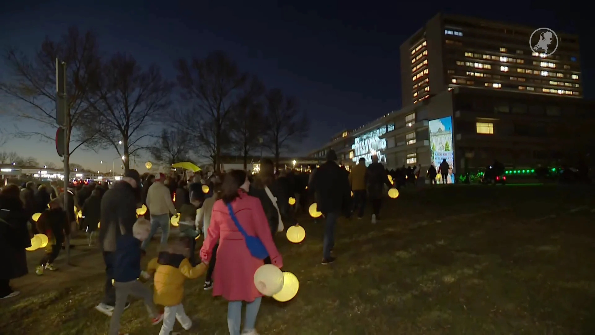Indrukwekkende lichtjestocht in Heerlen voor behoud Zuyderland ziekenhuis