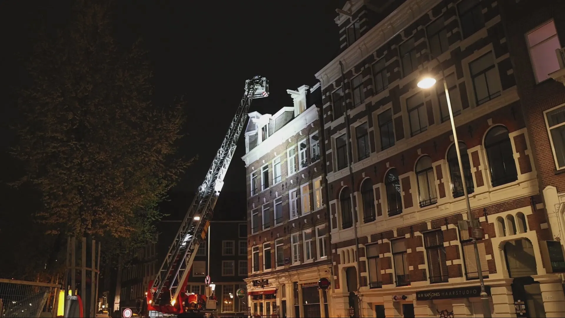 Jongens opgepakt om val meisje van gebouw Amsterdam weer vrij