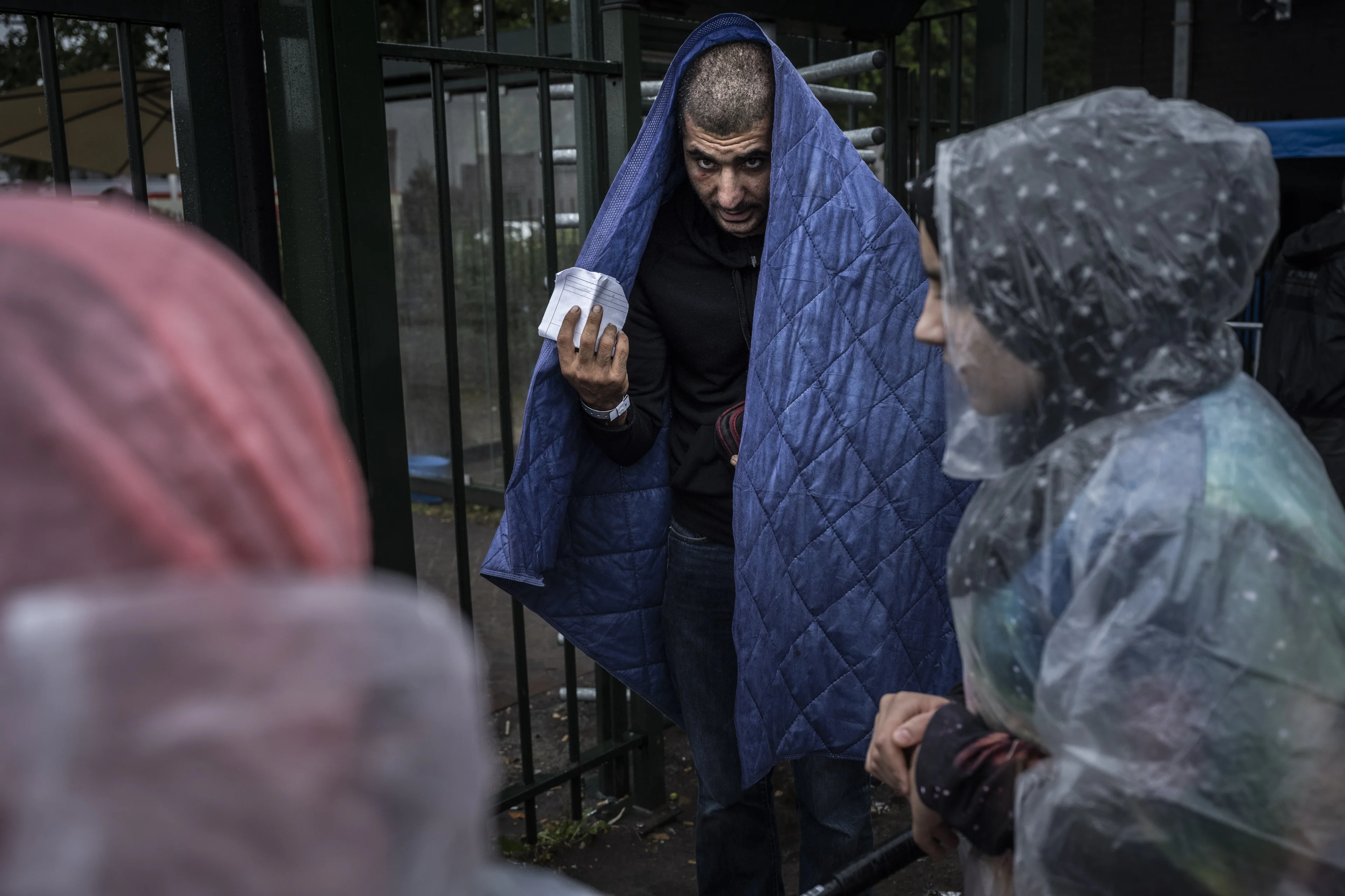 Inwoners van Maurik proberen bus met asielzoekers tegen te houden