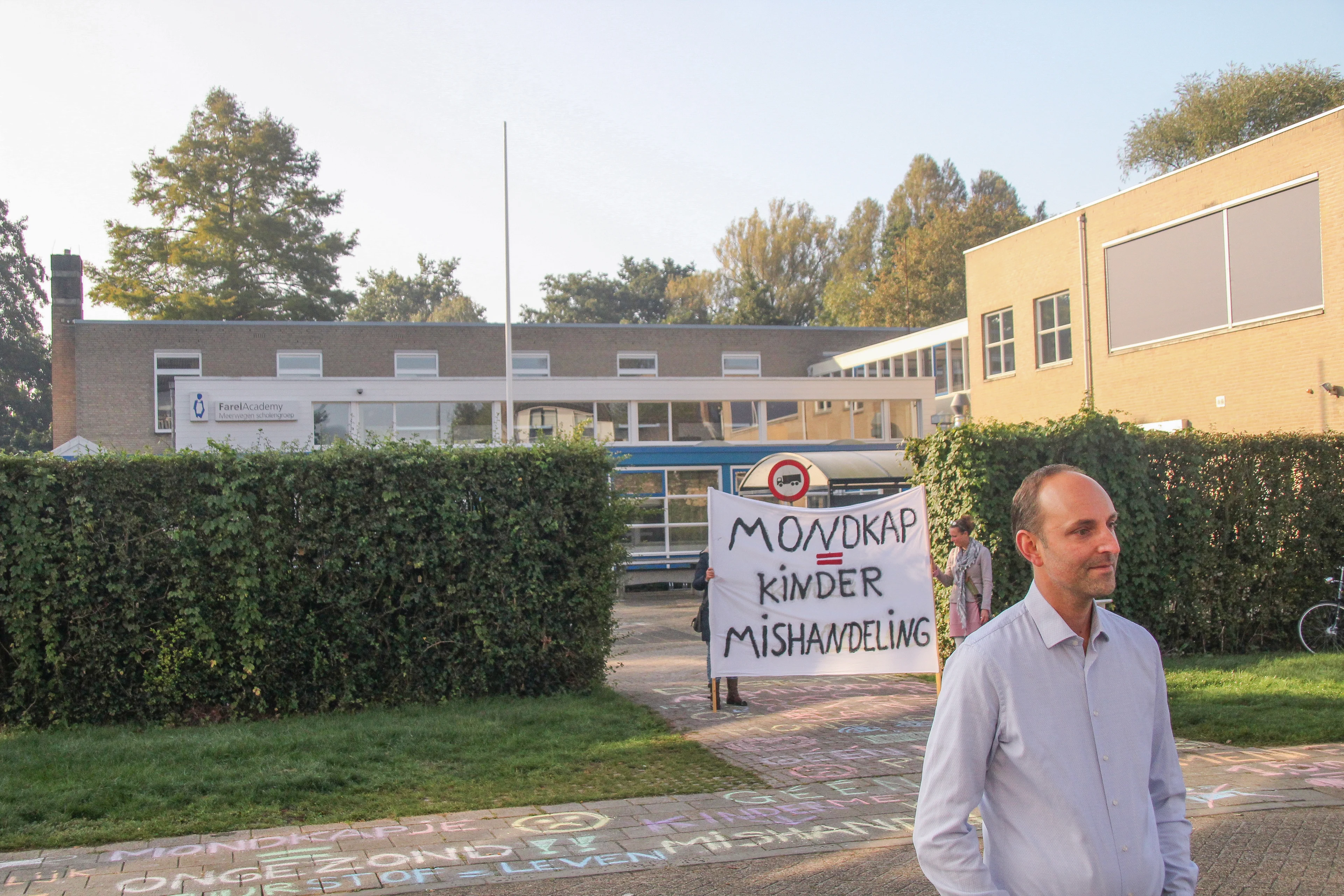 Viruswaarheid demonstreert tegen mondkapjesplicht bij school: 'Maatregel is symbool van monddood maken'
