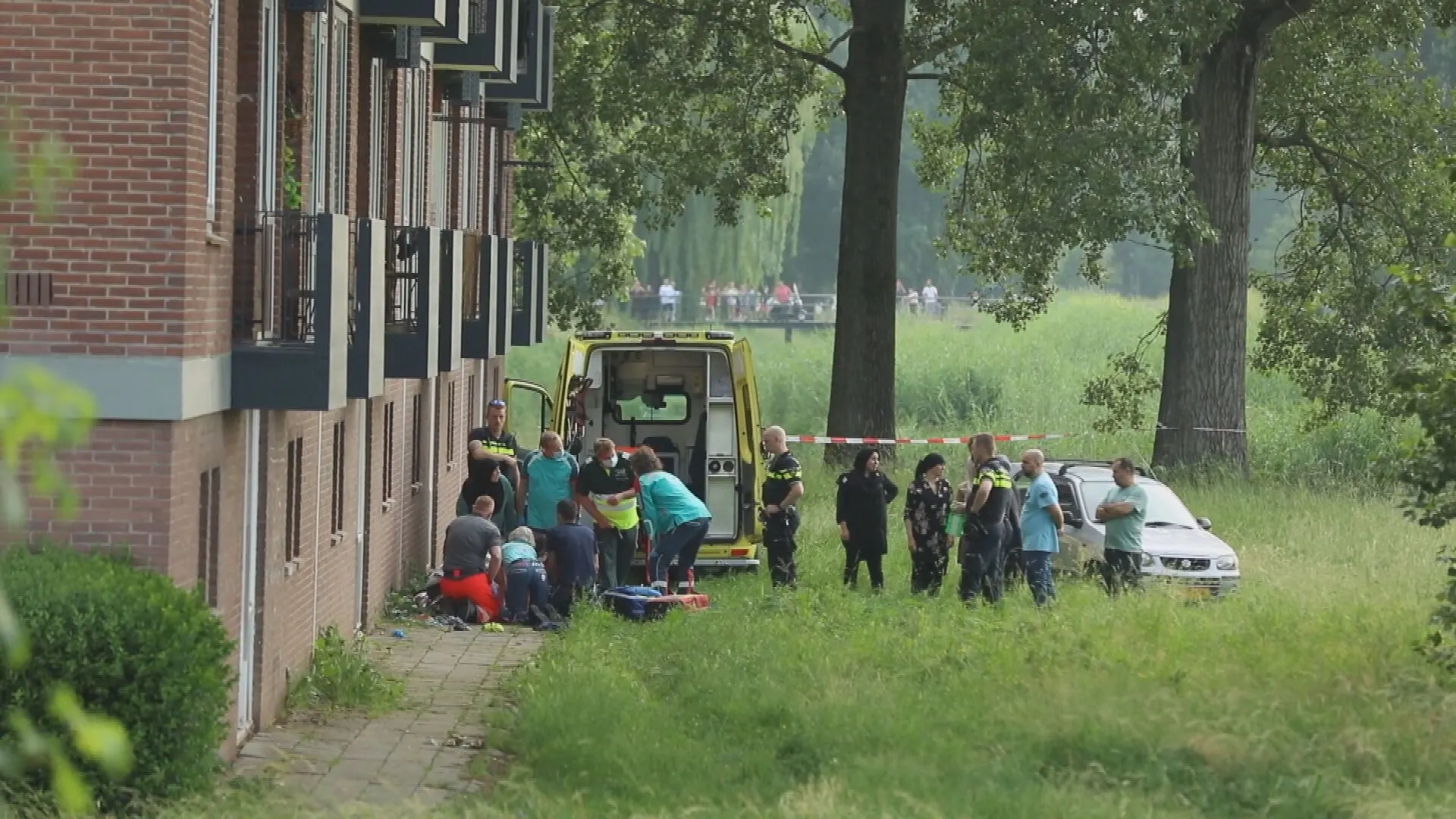 Jong kind ernstig gewond na val van drie hoog uit raam van flat in Arnhem